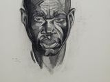 dessin au fusain représentant le visage d'un homme sur une feuille de papier
