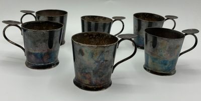 ROUDAIRE - LYON Douze montures de tasses en métal argenté.