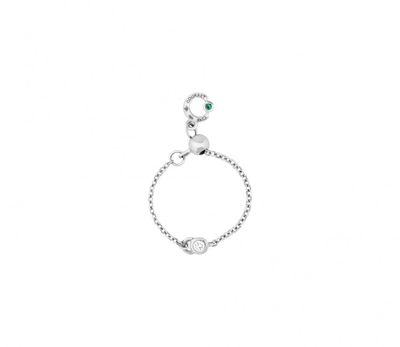 un gros plan d'un bracelet en argent orné d'une pierre verte