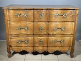 une commode en bois munie de poignées en laiton