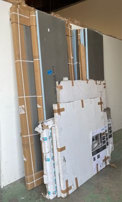 Plusieurs morceaux de carton sont empilés les uns sur les autres dans une pièce