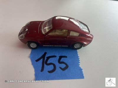 une petite voiture posée sur une feuille de papier