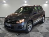 la volkswagen tiguan est garée sur le sol en damier d'un garage