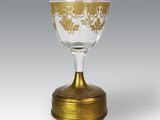 un gobelet ancien en verre orné d'un motif à la feuille d'or