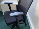 une chaise de bureau noire dans un coin de la pièce