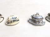 trois tasses à thé et soucoupes miniatures posées sur une table