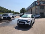 une voiture blanche garée devant un bâtiment