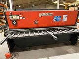 Une machine rouge est garée dans un entrepôt où s'entassent des palettes, encore et encore.