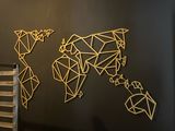 un mur noir sur lequel est peinte une carte du monde