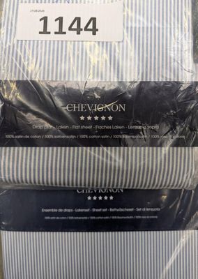 deux chemises pour homme emballées dans du plastique, avec une étiquette de prix