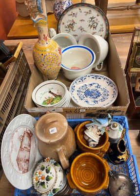 une boîte remplie de différentes sortes de poteries posée sur une table