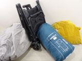 une poussette noire avec un sac bleu à côté