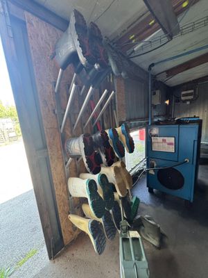 de nombreuses paires de chaussures suspendues à un porte-chaussures dans un garage