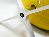 une paire de ciseaux posée sur une balle jaune