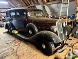 une vieille voiture qui prend la poussière dans un garage