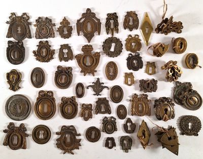 de nombreux objets anciens en métal posés sur une surface blanche