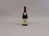 une bouteille de vin posée sur une table