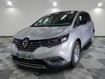 la voiture argentée est garée sur un sol en damier dans le garage