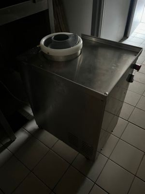 une image d'une cuisine avec une cuisinière et un réfrigérateur