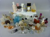 plusieurs types de flacons de parfum sur la table