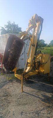 une photo d'un tracteur avec un godet à l'arrière