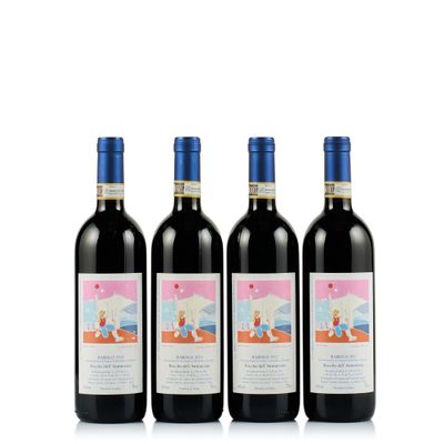 trois bouteilles de vin rouge posées l'une à côté de l'autre sur une surface blanche