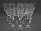 six verres à vin vides alignés sur une table