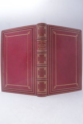 un livre rouge ouvert sur une surface blanche