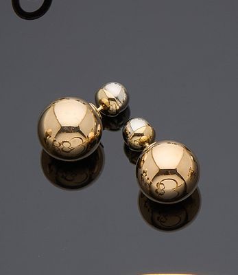 paire de boucles d'oreilles en forme de boule en or jaune 18 carats serties de diamants