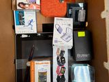 une boîte en carton remplie d'appareils électroniques et d'autres articles
