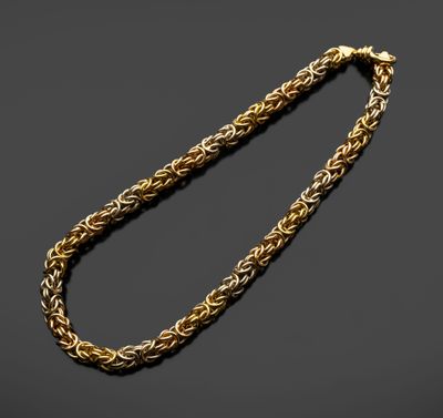 un collier à chaîne en or sur fond noir