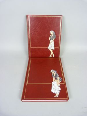 un livre rouge sur lequel figure l'image d'une femme
