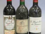 trois bouteilles de vin sont alignées sur une surface blanche