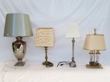 Plusieurs lampes sont alignées sur une table où se trouve une partition