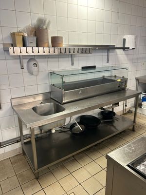 une cuisine équipée d'une cuisinière, d'un évier et d'un plan de travail