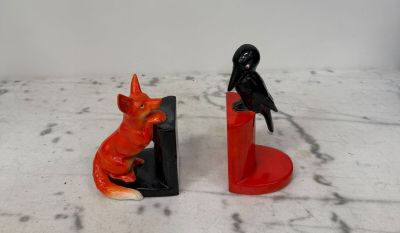 deux figurines représentant un chat et un oiseau posées sur une table