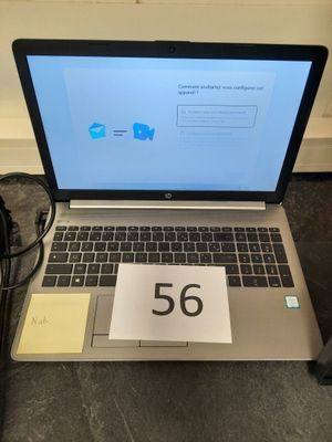 un ordinateur portable posé sur une table avec une étiquette de prix dessus