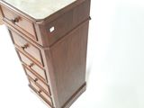 une armoire en bois avec un plateau en marbre sur fond blanc