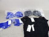 une chemise noire et des gants bleus posés sur un lit