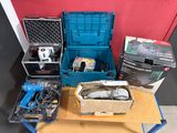 une boîte d'outils posée sur une table à côté d'une boîte d'outils