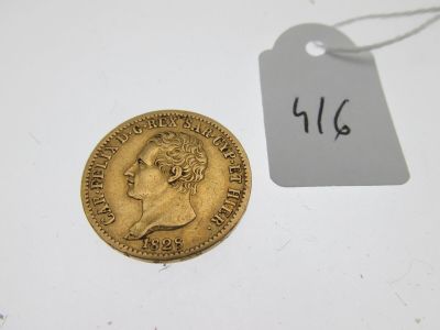 gros plan d'une pièce d'or portant une étiquette de prix