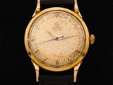 une image d'une montre-bracelet en or avec des chiffres romains sur le cadran