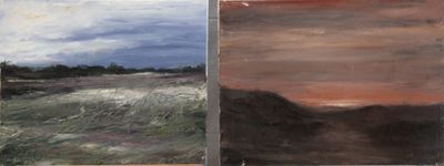 Trois tableaux de couleurs et de formes différentes sont posés sur une table.