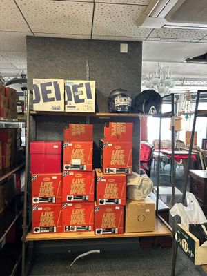 de nombreuses boîtes de pizza posées sur une étagère dans un magasin