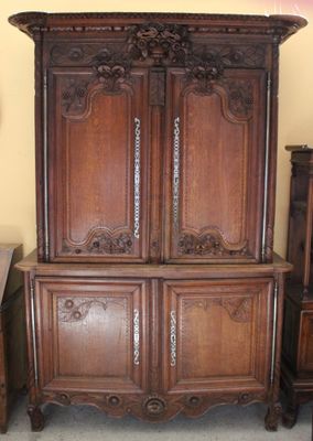 un grand meuble en bois dans le coin d'une pièce