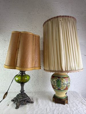 deux lampes posées sur une table, chacune munie d'un abat-jour
