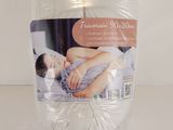 un sac contenant du linge de lit pour lit double, emballé dans du plastique