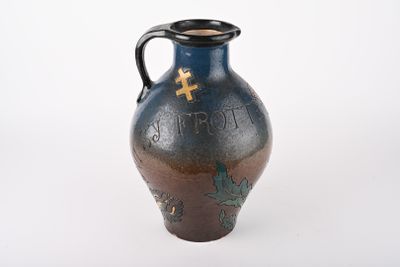 un vase bleu et marron orné d'une croix