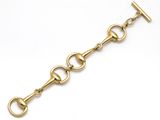 un gros plan d'un bracelet à chaîne en or muni d'un fermoir