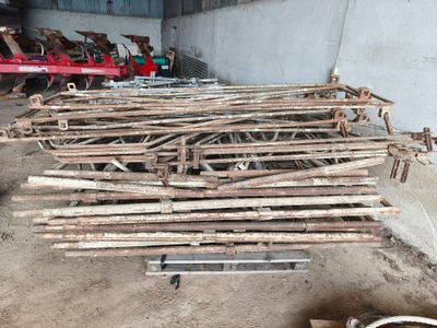 Plusieurs morceaux de bois sont empilés dans un garage